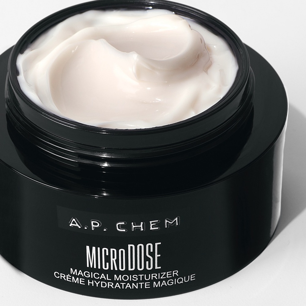 microDOSE Magical Moisturizer® lifts, firms, and reduces lines and wrinkles. - Picture 2 of 7